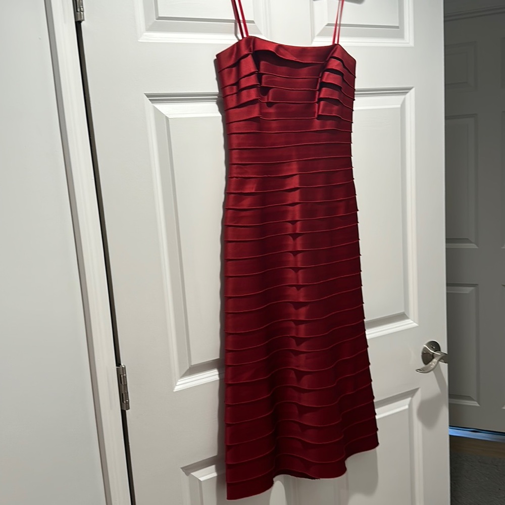 BCBGMAXAZRIA SIZE 2 red strapless bodycon dress